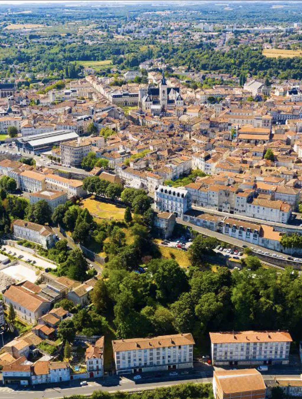 Vue aérienne d'Angoulême, cathédrale et toits de tuiles